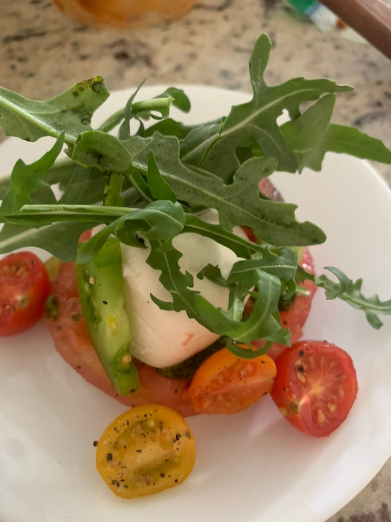 Ensalada de jitomates de colores pesto y burrata