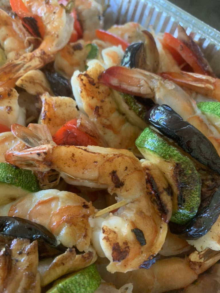 Brochetas de camaron con verduras asadas en salsa asiatica