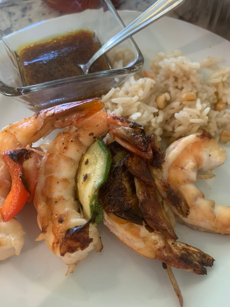 Brochetas de camaron con verduras asadas en salsa asiatica