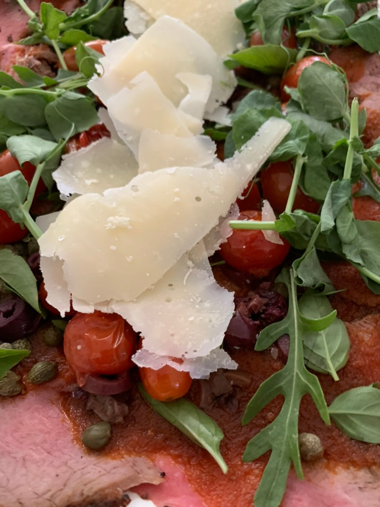 Carpaccio de roast beef de filete con vinagreta de jitomate deshidratado, alacaparra y kalamata