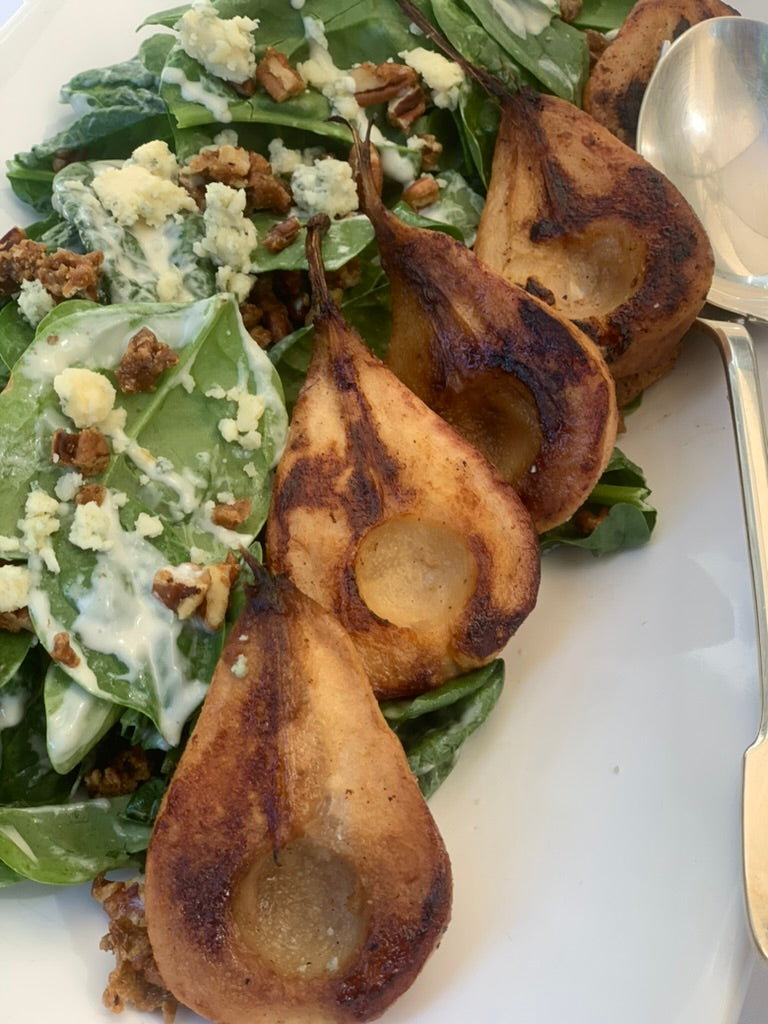 Ensalada de mezcla de lechugas con pera asada al roquefort