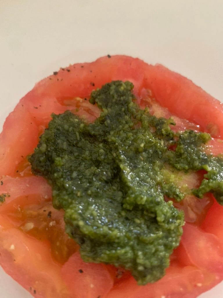 Ensalada de jitomates de colores pesto y burrata