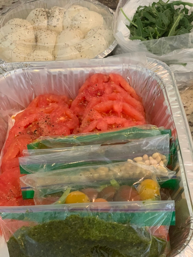 Ensalada de jitomates de colores pesto y burrata