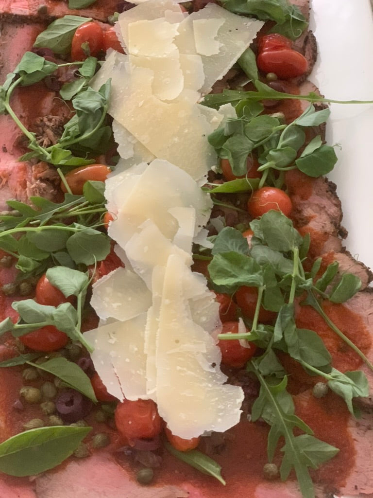 Carpaccio de roast beef de filete con vinagreta de jitomate deshidratado, alacaparra y kalamata
