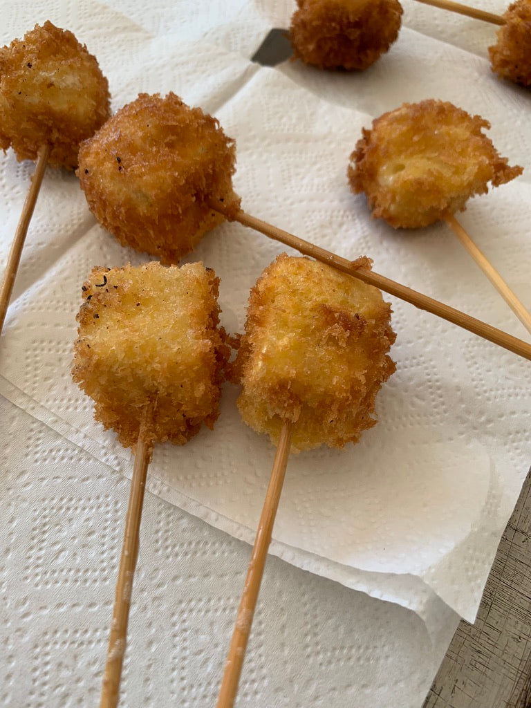 Brochetas de queso brie con salsa de frambuesa