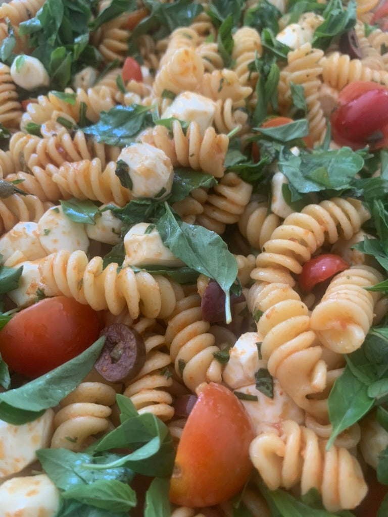Ensalada de pasta con mozzarella y jitomate cherry