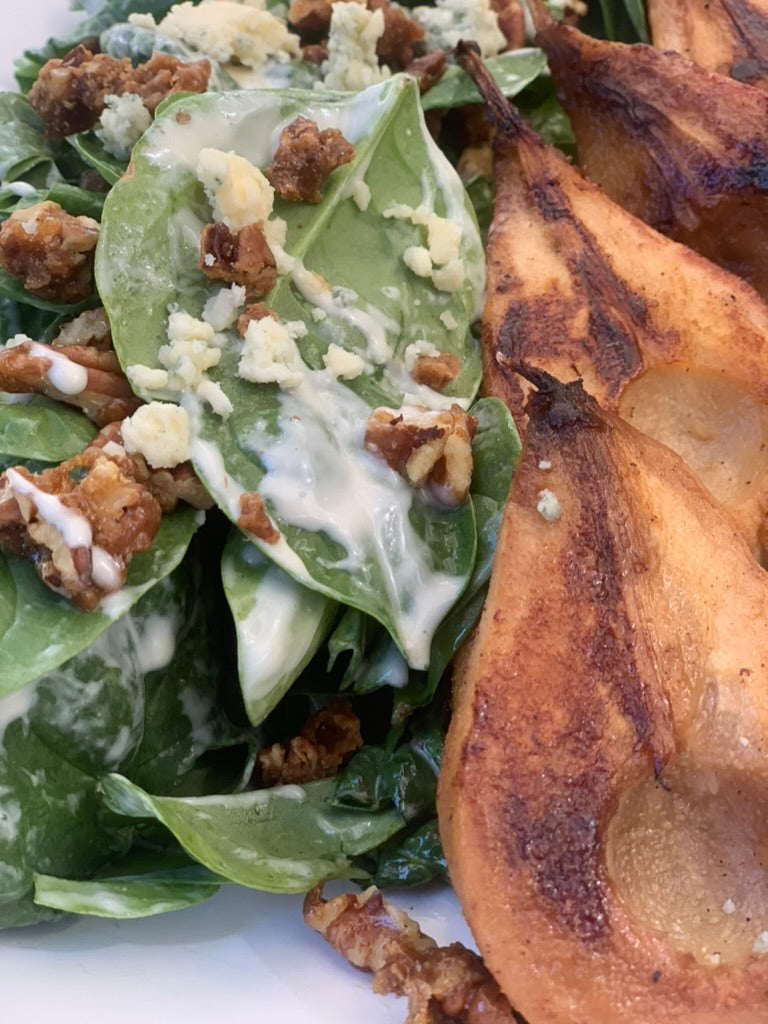 Ensalada de mezcla de lechugas con pera asada al roquefort