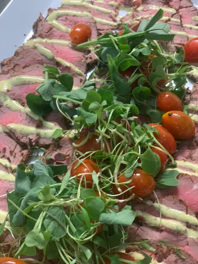 Carpaccio de roast beef de filete en salsa de mostaza y estragón