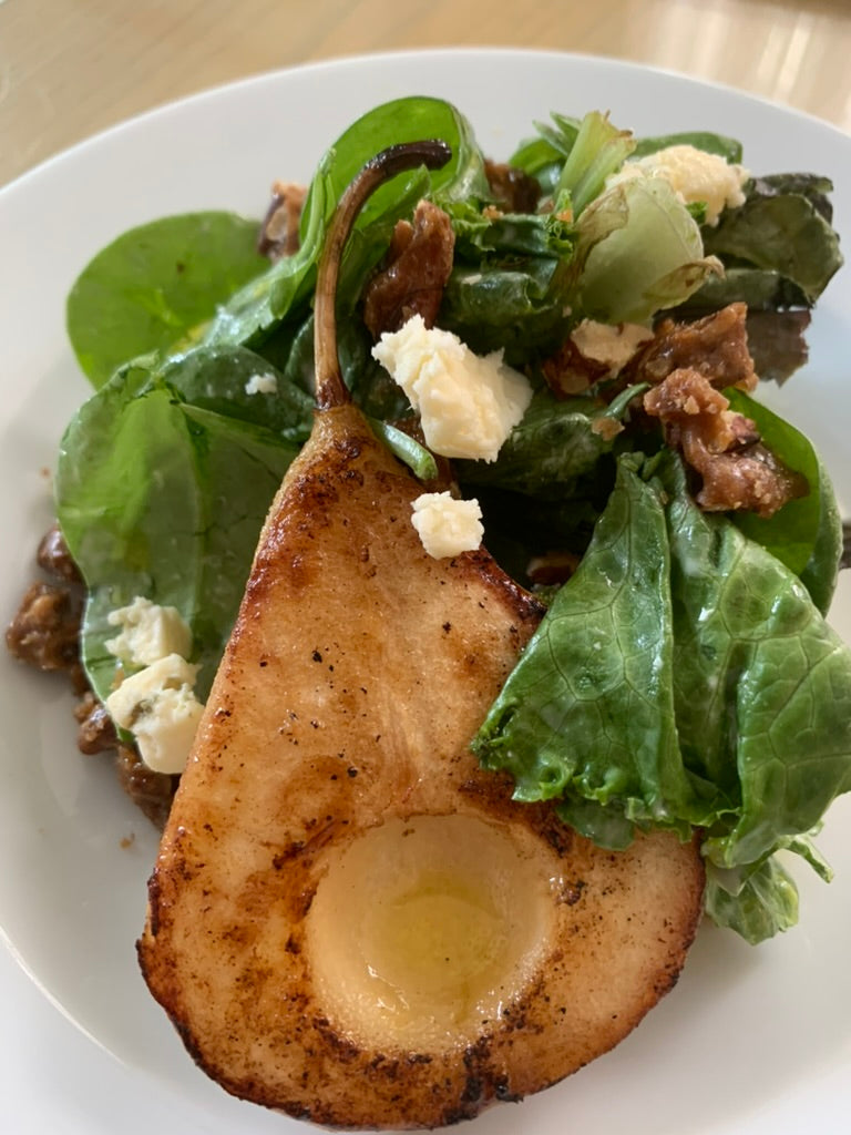 Ensalada de mezcla de lechugas con pera asada al roquefort