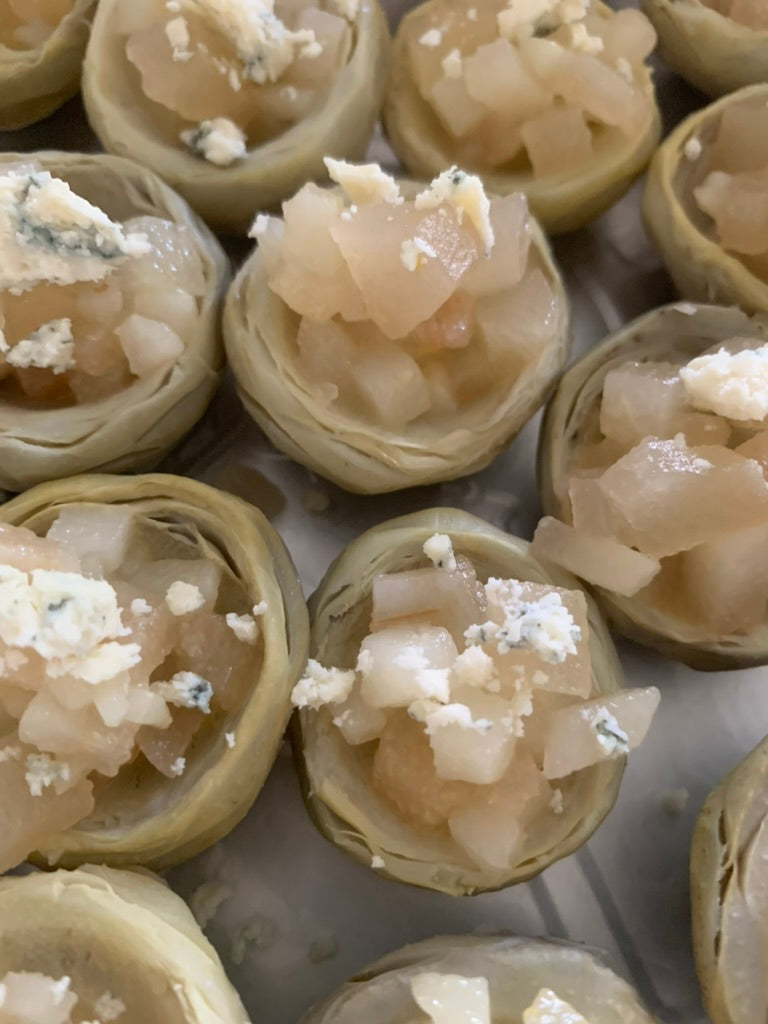 Mini corazón de alcachofa con pera y roquefort