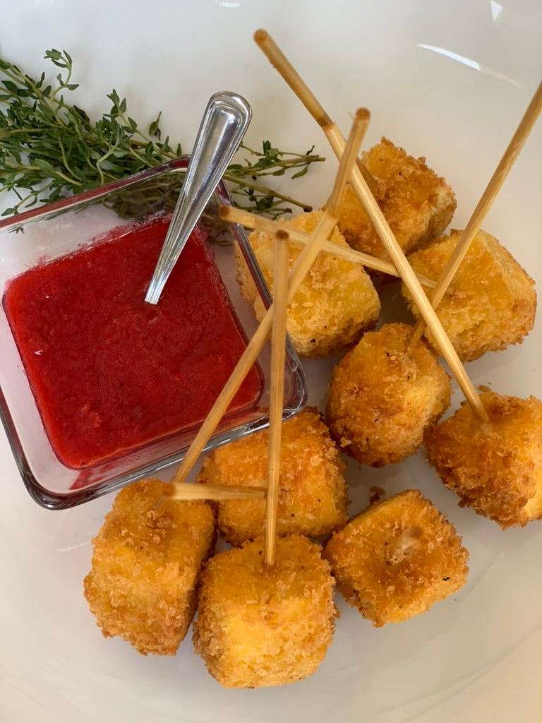 Brochetas de queso brie con salsa de frambuesa