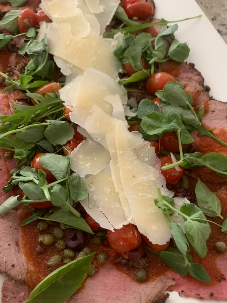 Carpaccio de roast beef de filete con vinagreta de jitomate deshidratado, alacaparra y kalamata