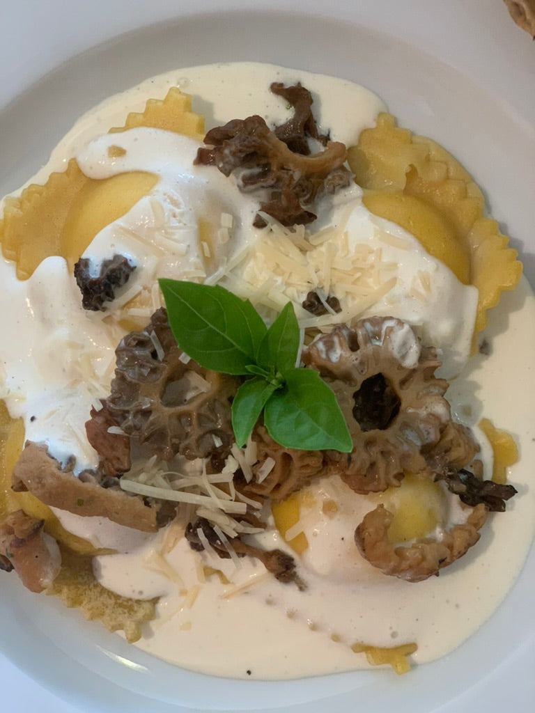Ravioles de ricotta en salsa de morillas