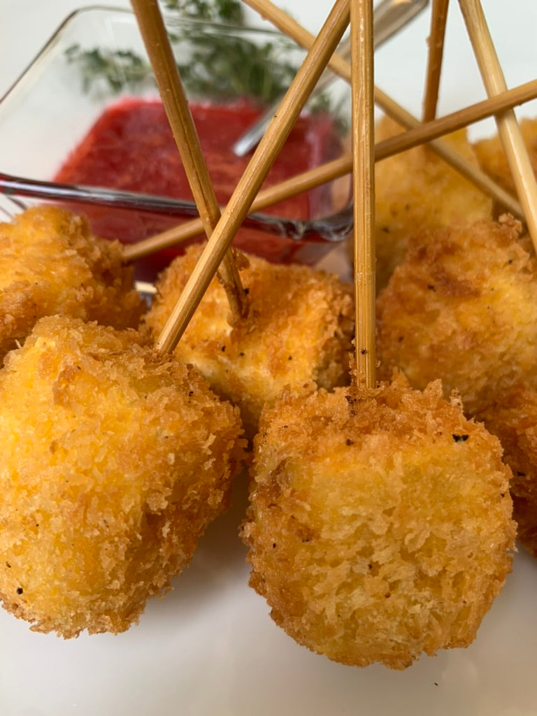 Brochetas de queso brie con salsa de frambuesa