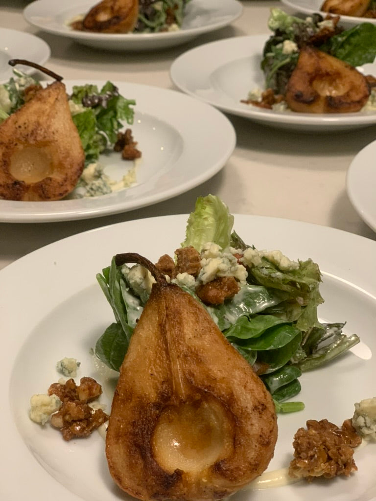 Ensalada de mezcla de lechugas con pera asada al roquefort
