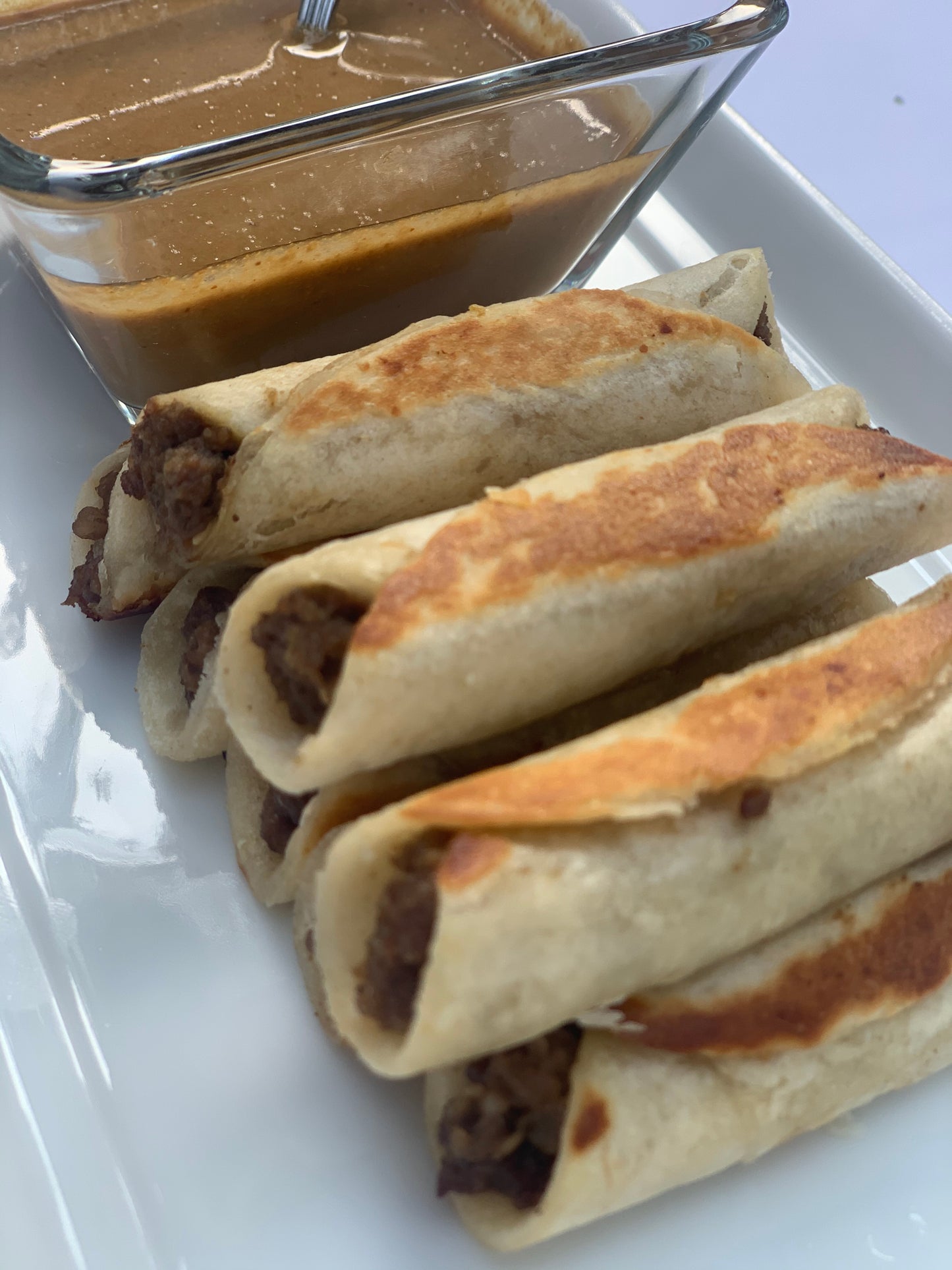 Hechos con tortilla de harina y rib eye calidad prime, finamente rebanado y perfectamente sazonado, listos para recalentar y servir acompañados con un poco de salsa de ajonjolí. Incluye 24 mini taquitos ideales para botana.