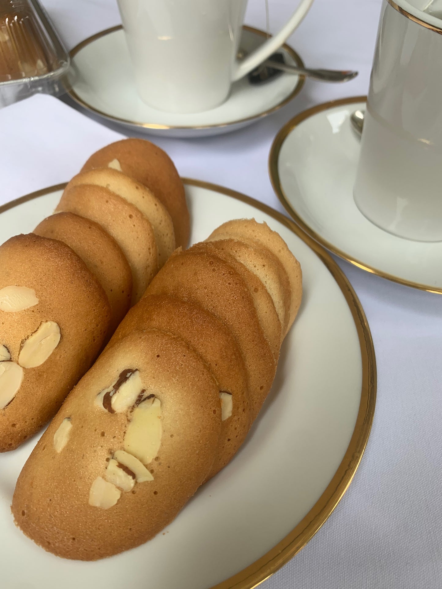 Delgadas galletas con sabor a mantequilla y espolvoreadas con almendra fileteada. Perfectas para un regalo ó culaquier ocasión. El paquete contiene 30 piezas.