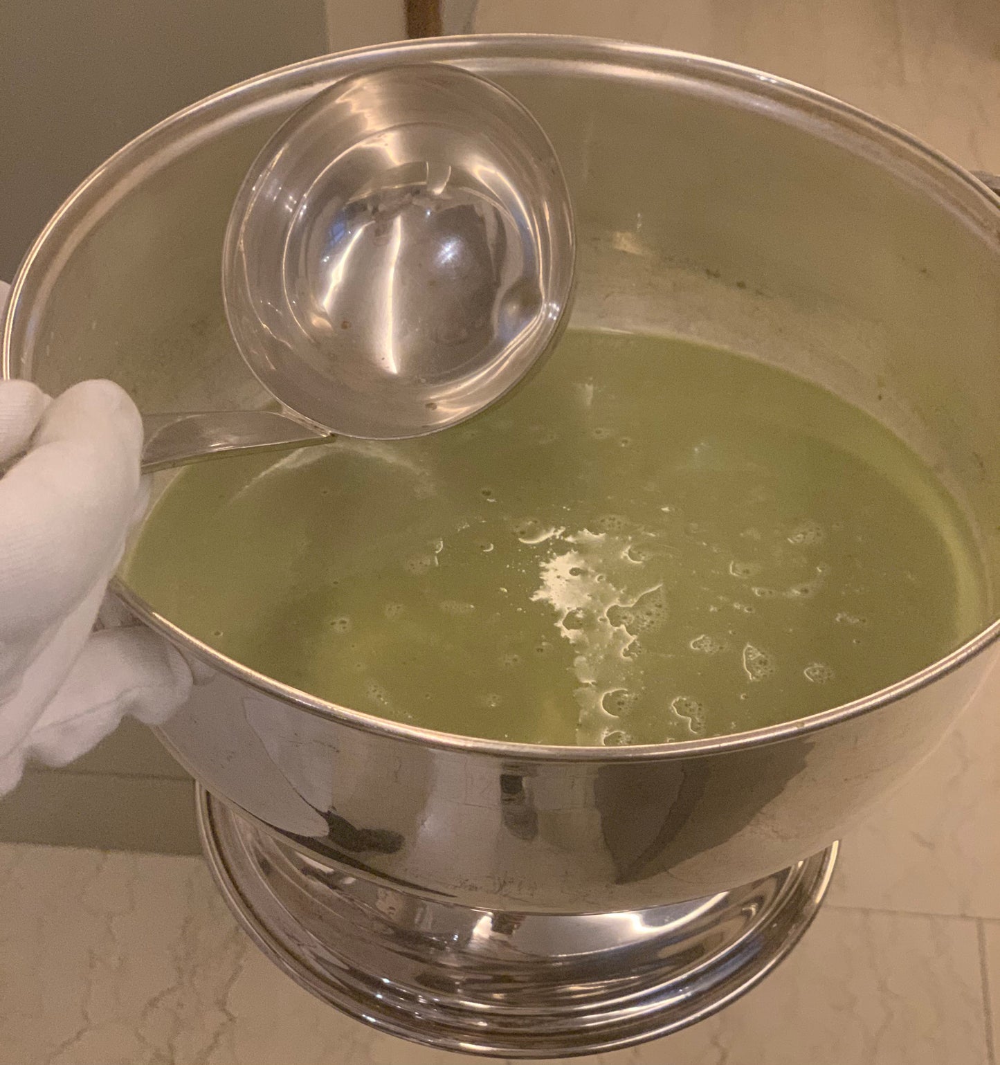 Esta sopa esta hecha con alcachofa fresca y lleva como guarnición corazón de alcachofa en cuadritos. Se vende por litro, que alcanza aproximadamente para 4 personas.