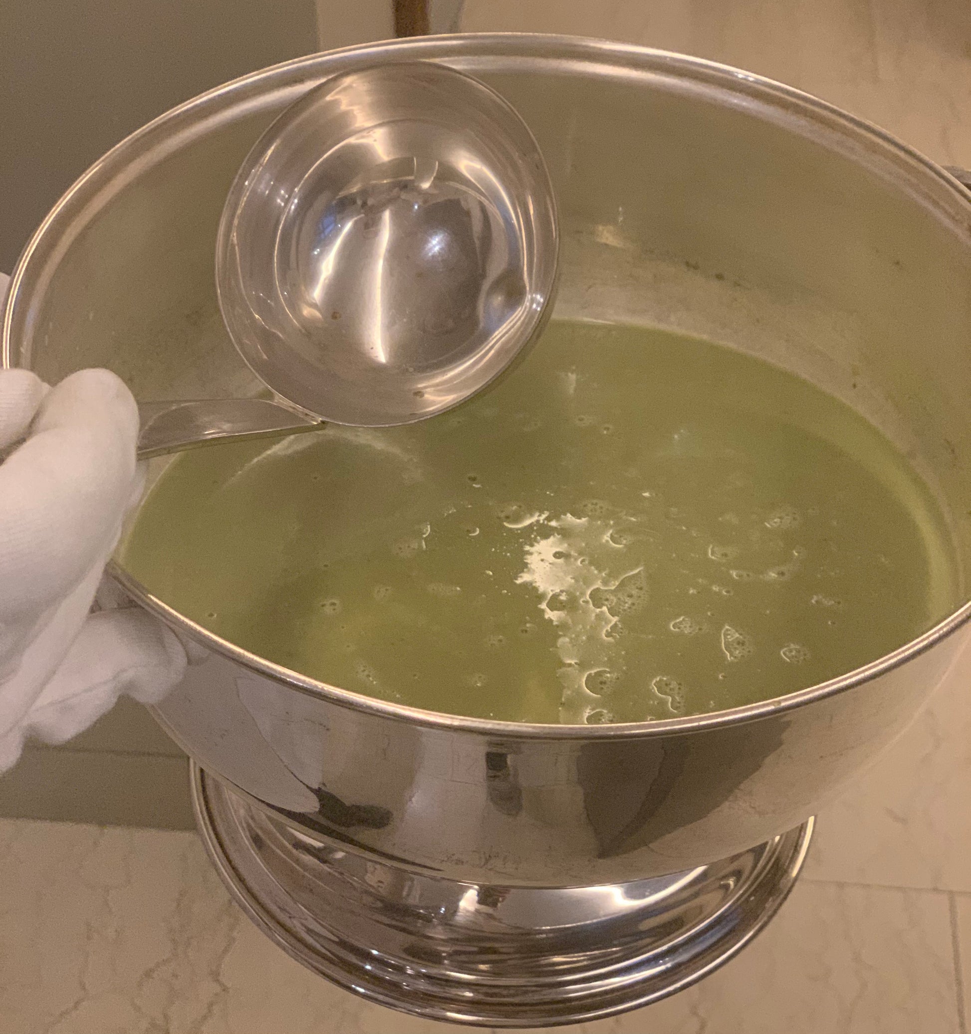 Esta sopa esta hecha con alcachofa fresca y lleva como guarnición corazón de alcachofa en cuadritos. Se vende por litro, que alcanza aproximadamente para 4 personas. 