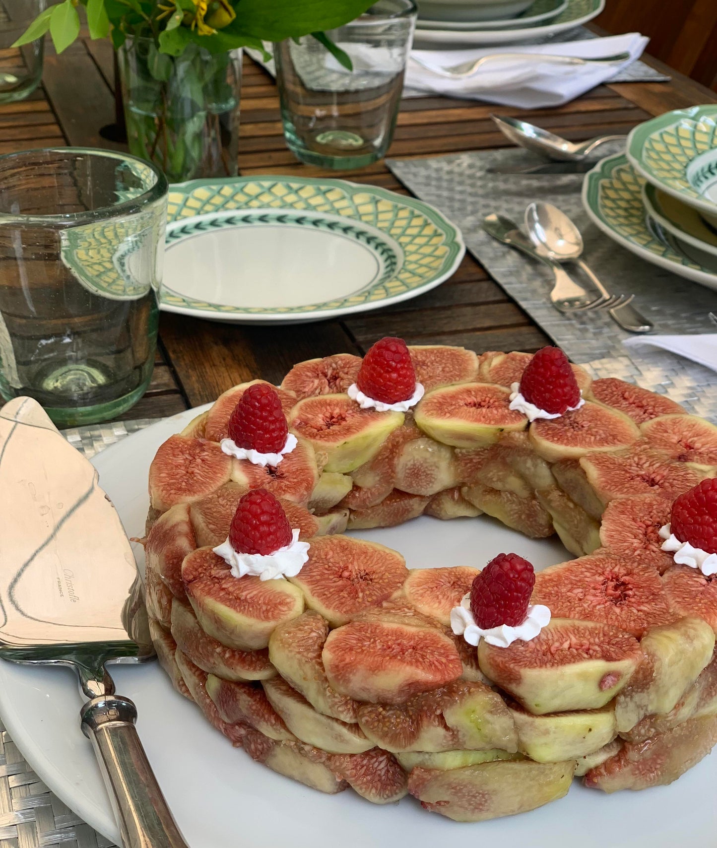 La preparamos solo en temporada, es un postre elegante y fresco, del que todos pueden disfrutar sin culpa. Lo servimos acompañado de crema batida. Ideal para 8 personas.