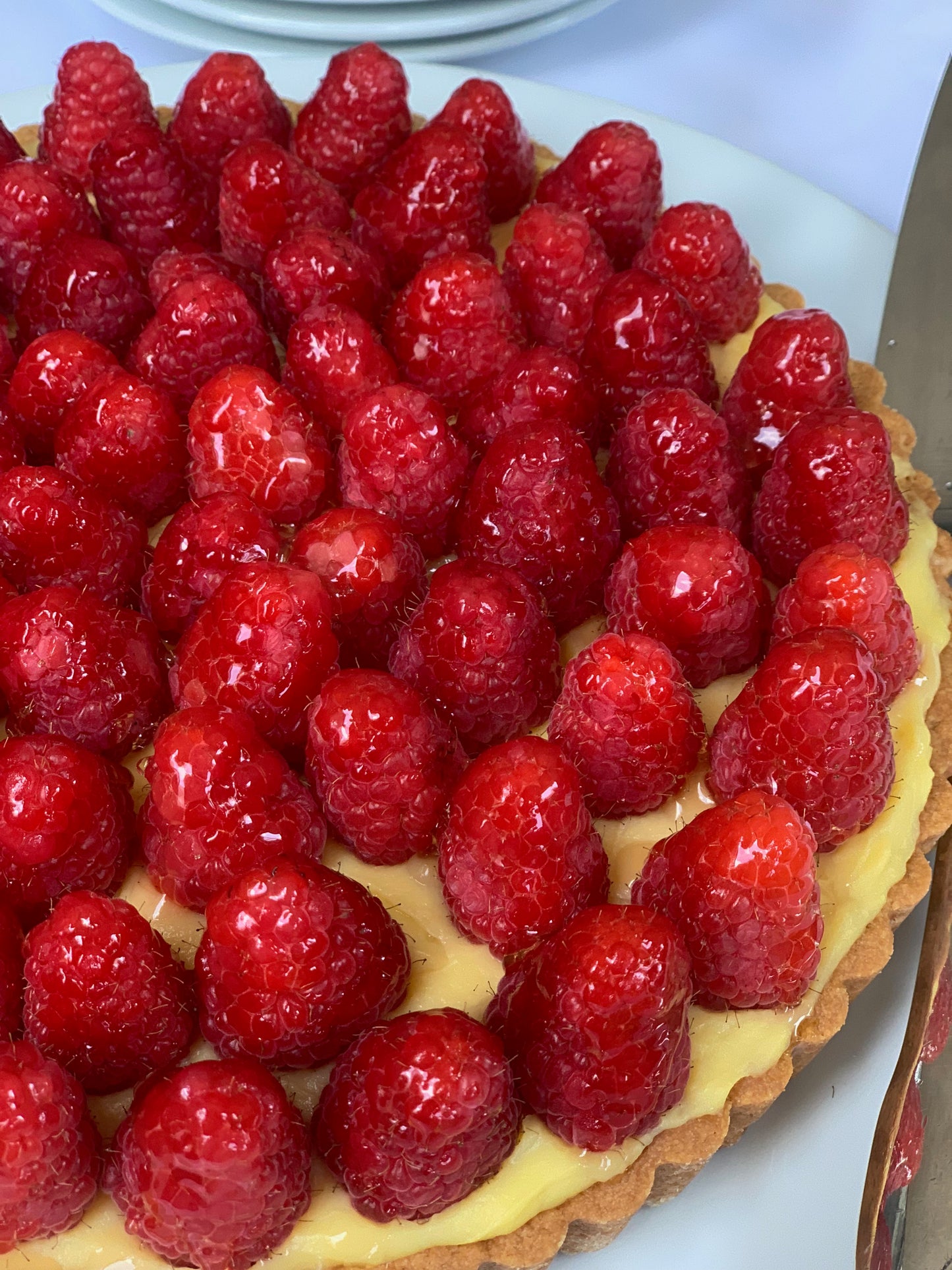 Praparada sobre una base de galleta de almendra, rellena de crema pastelera y cubierta con frambuesas fresacas. Un postre que enamora a primera vista y ademas delicioso.