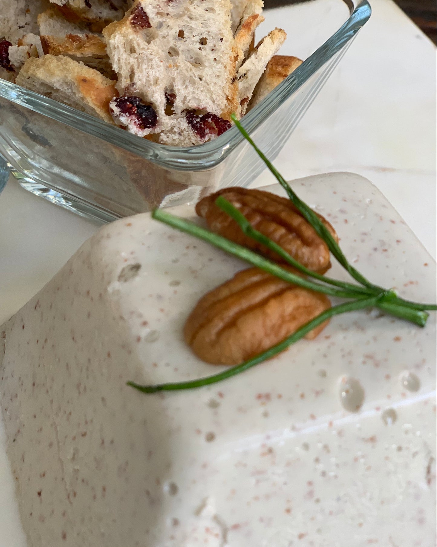 Los mousses son una botana clásica, que no pasan de moda, en esta versión te sorprenderas de la deliciosa combinacion de la nuéz y el queso roquefort. acompañalos con galletas o pan crujiente. Ideal para 8 personas.