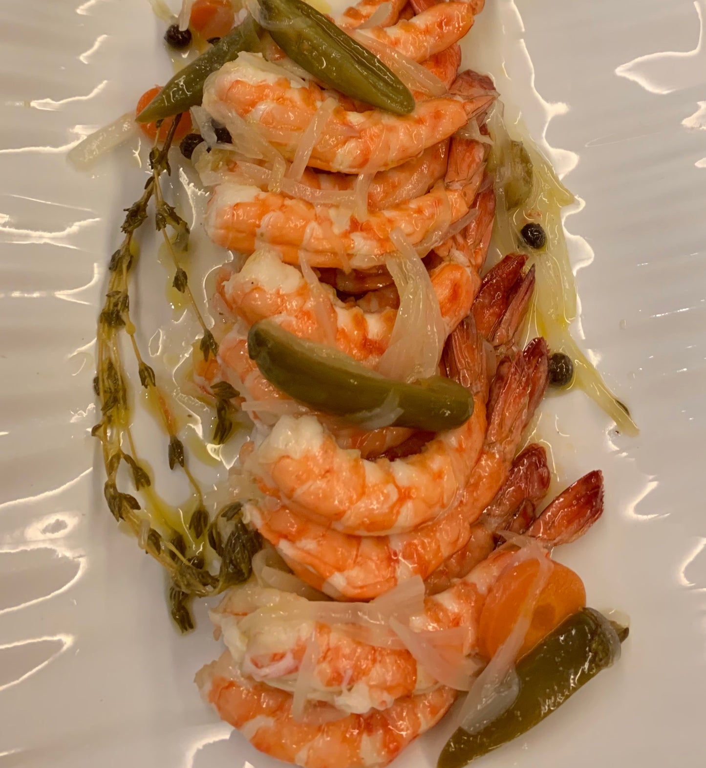 Estos deliciosos camarones en escabeche son ideales como botana o entrada. Se preparan con una mezcla de hierbas y chile jalapeño, se dejan marinar en el escabeche para que tomen su sabor. La órden es de 18 camarones y la medida que usamos para prepararlos es camarón U-15.