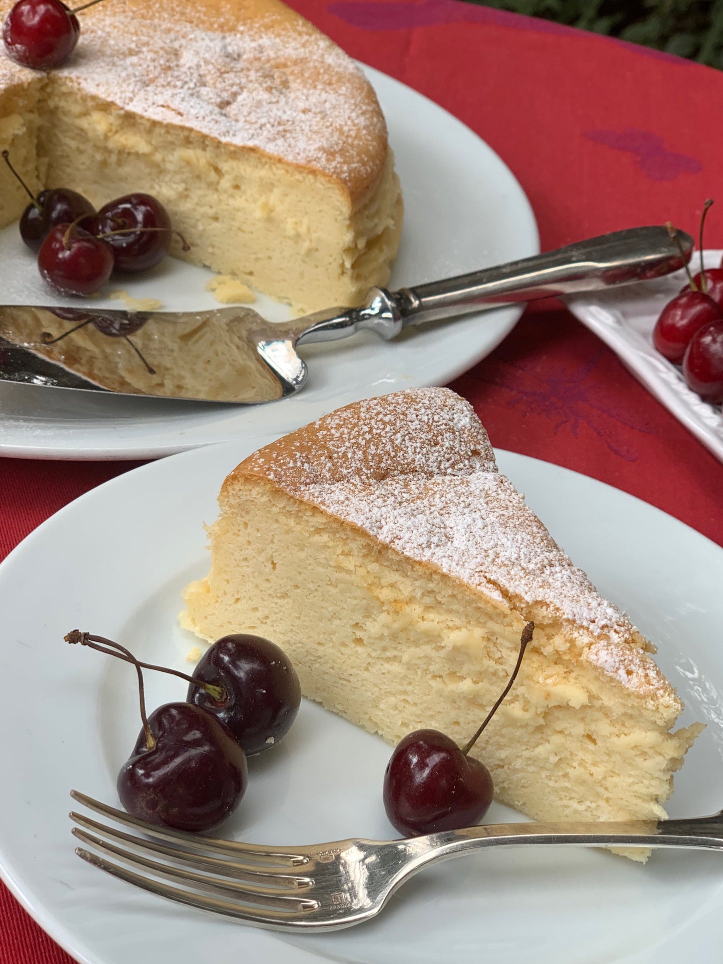 Esponjoso y ligero pastel de queso, no lleva base de galleta, lo que lo hace más ligero. Es ideal para 8 a 10 perosonas.