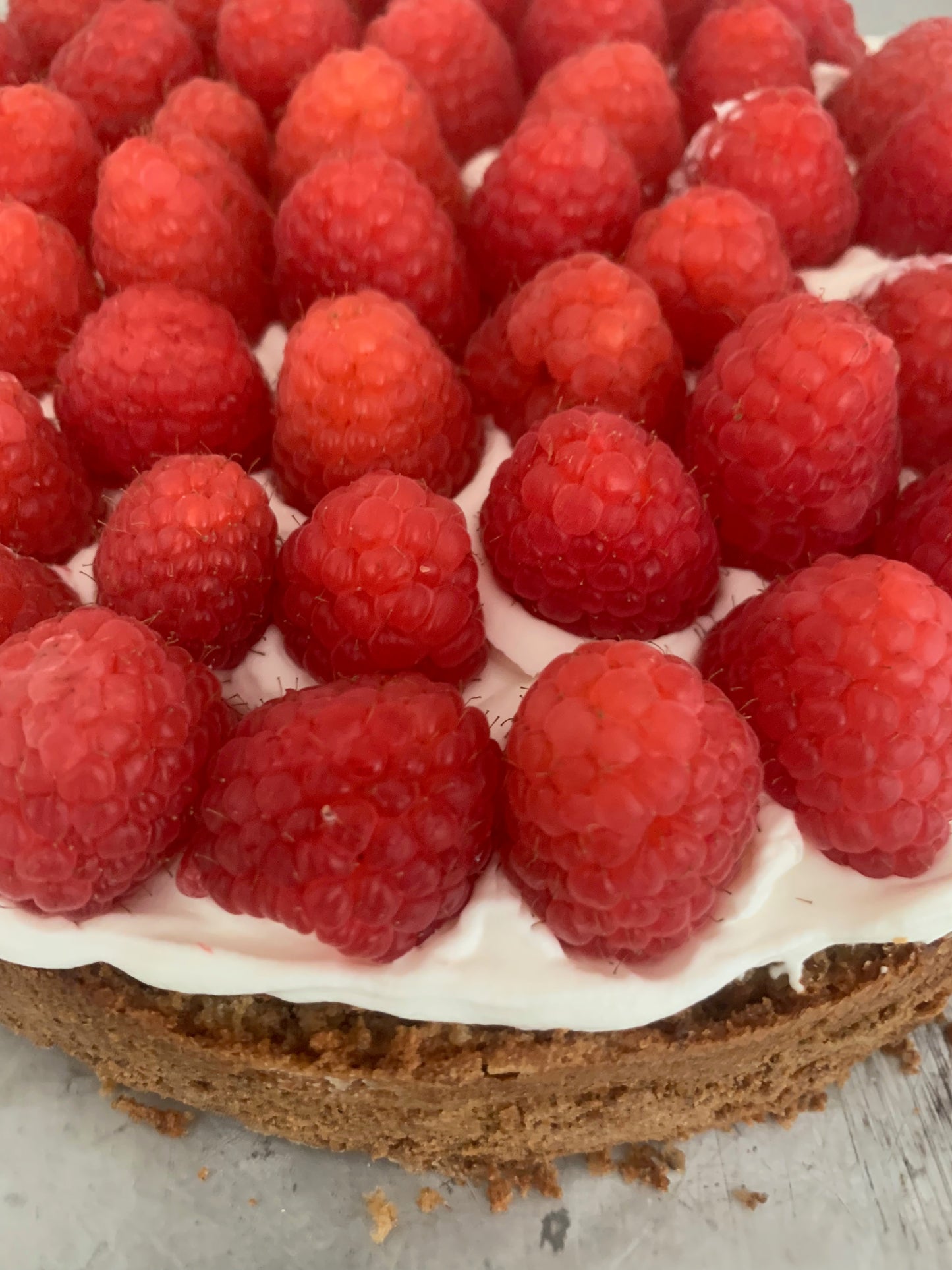 Hecho con un pan de nuez, relleno de frambuesas y crema batida, es un postre fresco y de gran sabor. Ideal para cualquier ocasión. Rinde para 8 a 10 personas.