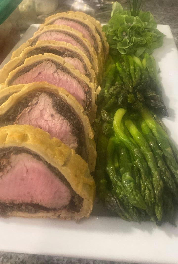 Uno de los grandes clásicos de la cocina. Delicioso filete cubierto con pasta hojaldre y duxelle de hongos, acompañado con jugo de carne al jerez. La porcion es para 6 personas