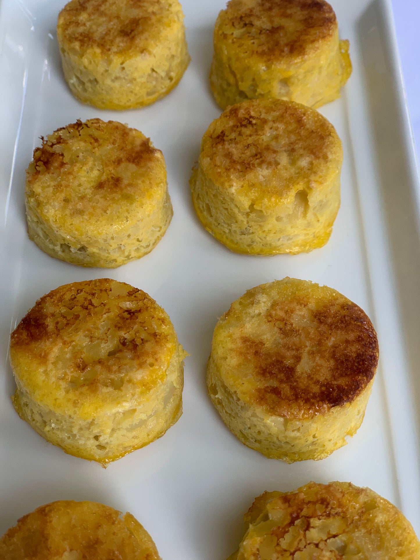 Estas mini tortillas de papa estan hechas con rebanadas de papa muy delgadas, cebolla y aceite de oliva; cocinada a fuego lento. Son una botana perfecta. Servir tibias o a temperatura ambiente. La orden incluye 24 mini tortillas de papa.