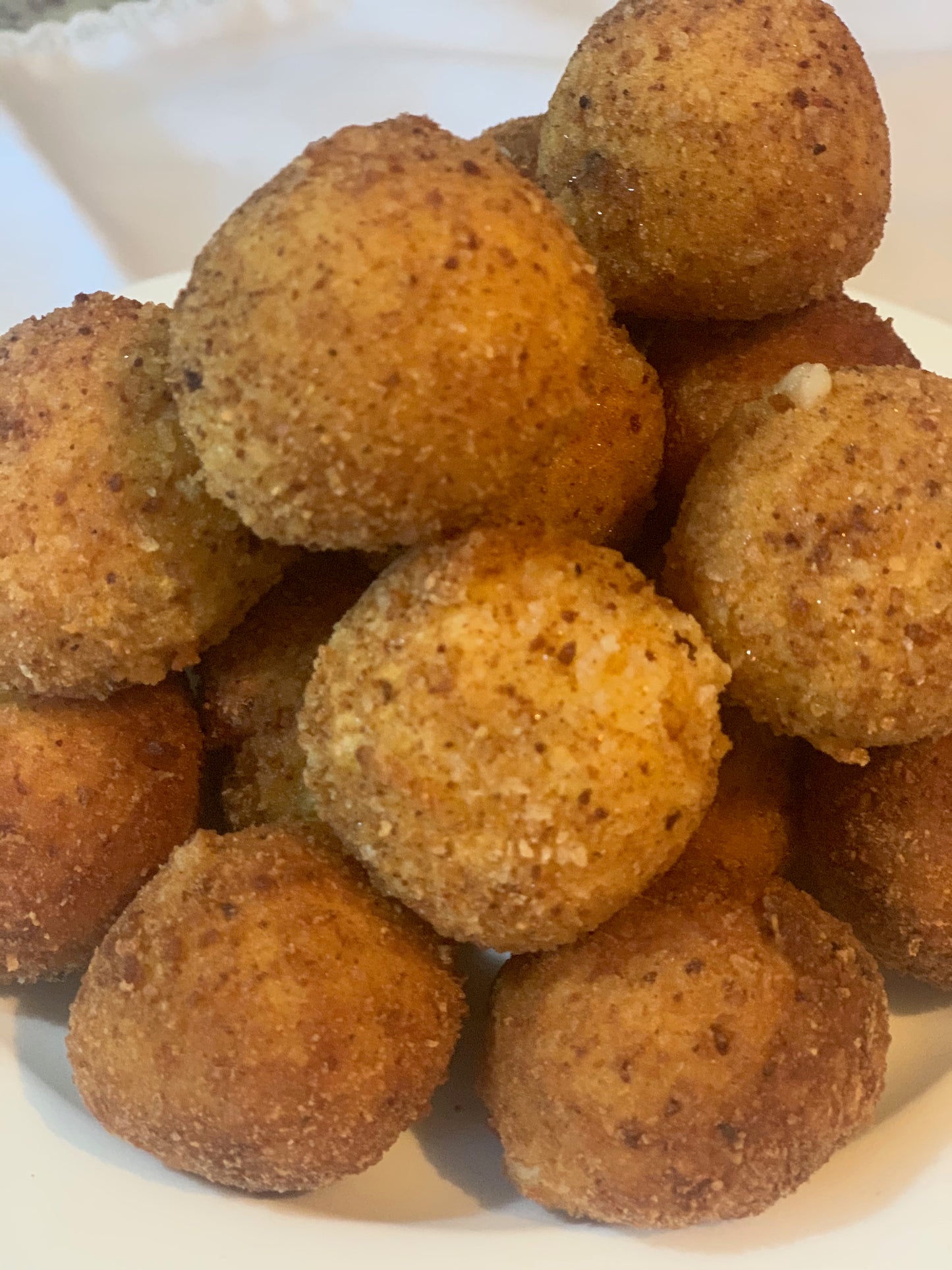Hechas con auténtico jamón serrano y cremosa salsa bechamel, un clásico que a todos gusta. Se venden en paquetes de 30 piezas. Se frien al momento.
