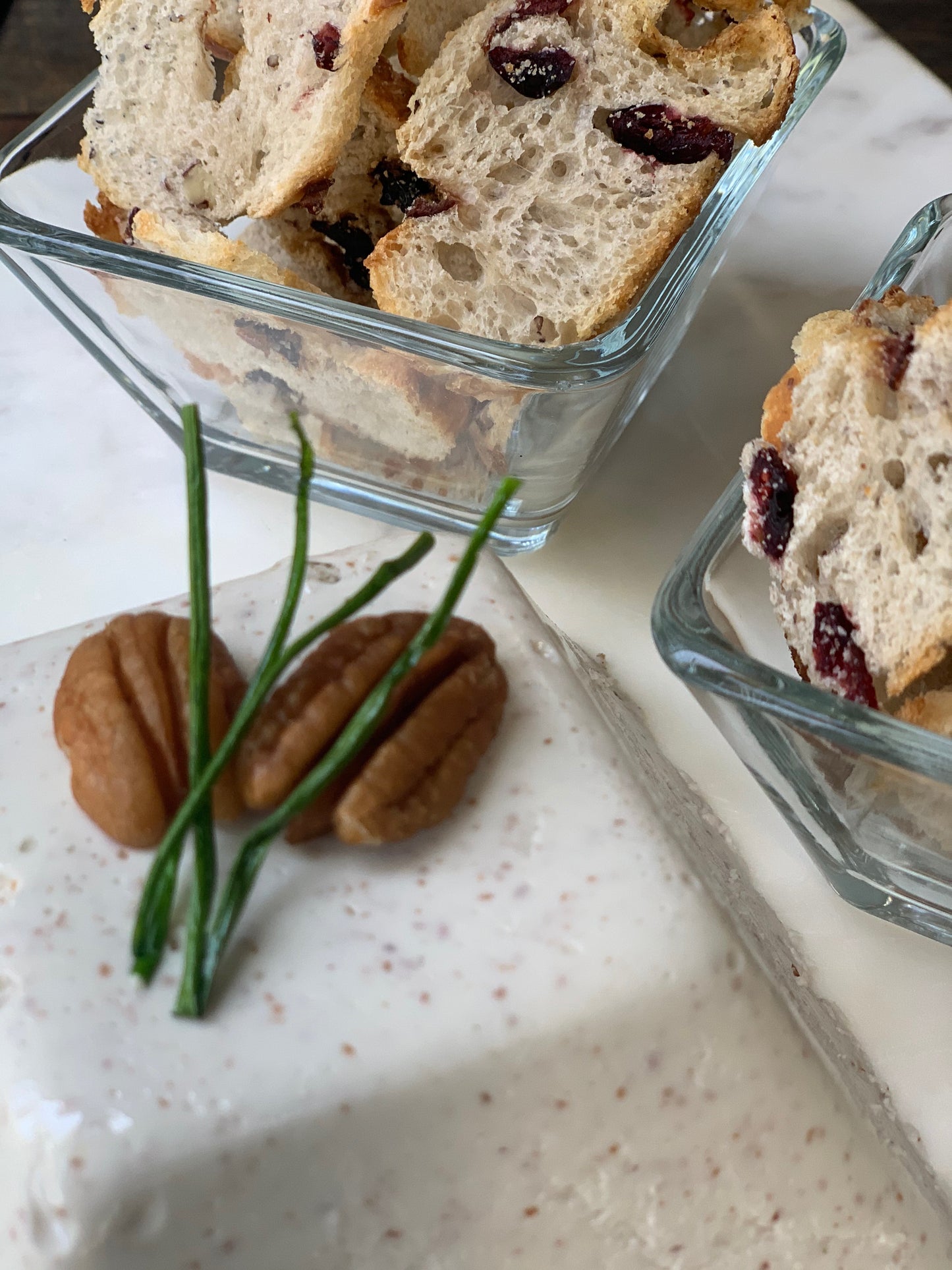 Los mousses son una botana clásica, que no pasan de moda, en esta versión te sorprenderas de la deliciosa combinacion de la nuéz y el queso roquefort. acompañalos con galletas o pan crujiente. Ideal para 8 personas.