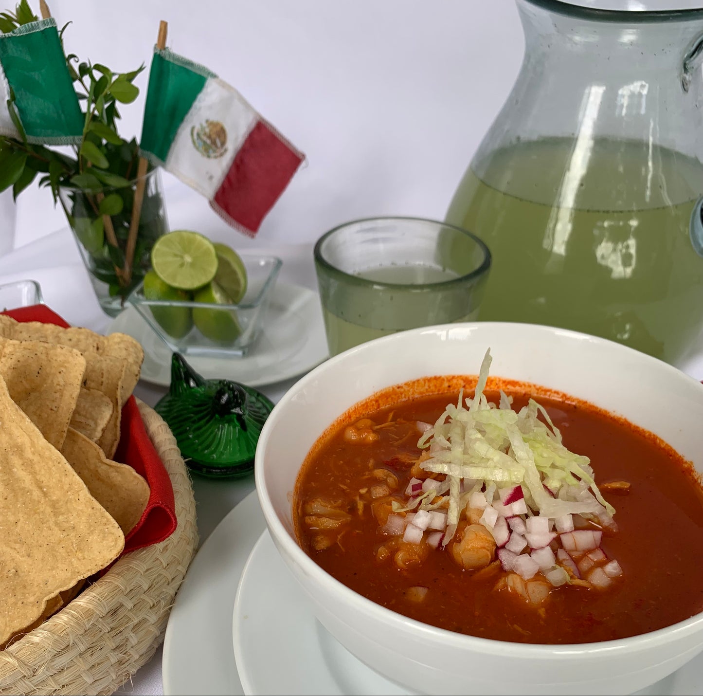 Tradicional pozole rojo de pollo con elote. La porción incluye un litro, ideal para tres personas.