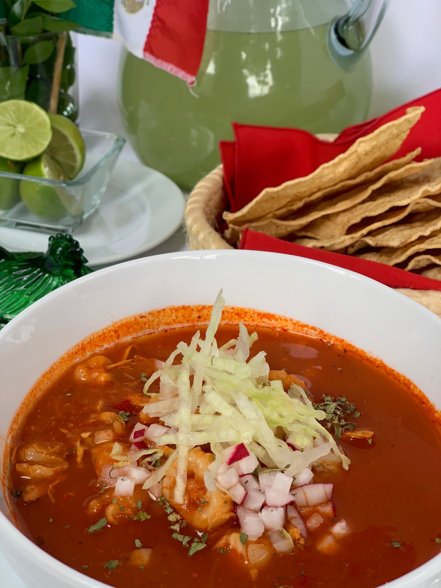 Tradicional pozole rojo de pollo con elote. La porción incluye un litro, ideal para tres personas.
