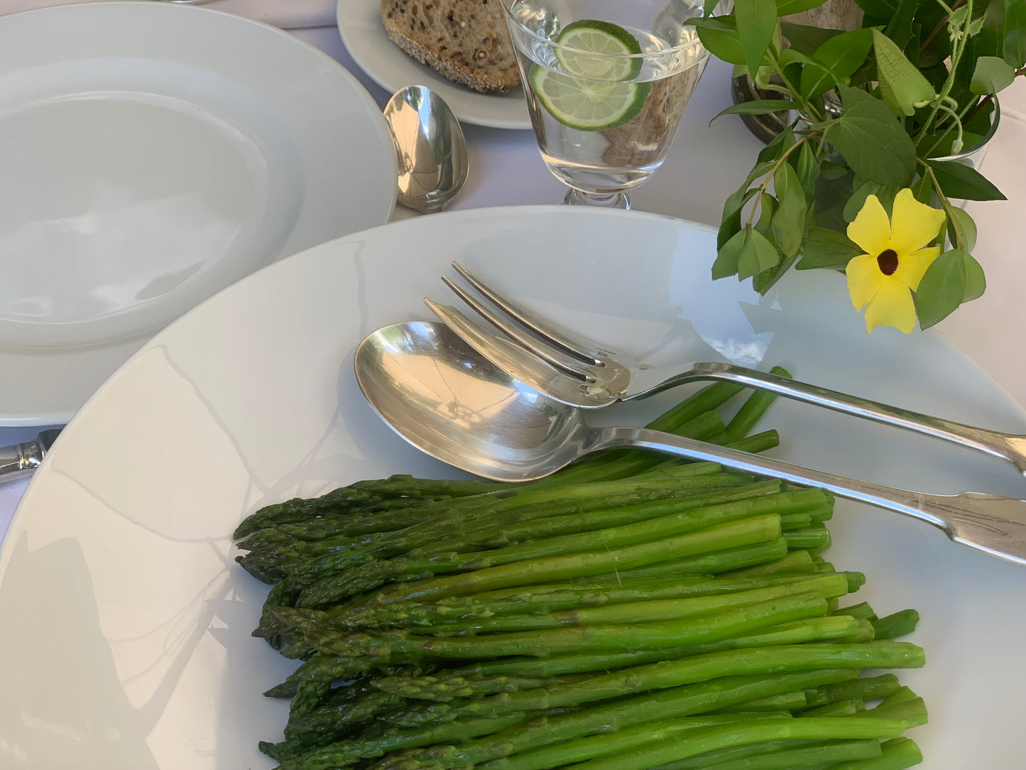 Espárragos frescos, cocinados perfectamente para resaltar su sabor, color y textura. Son ideales como guarnición de cualquier plato fuerte. Rinde para 6 a 8 perosnas.