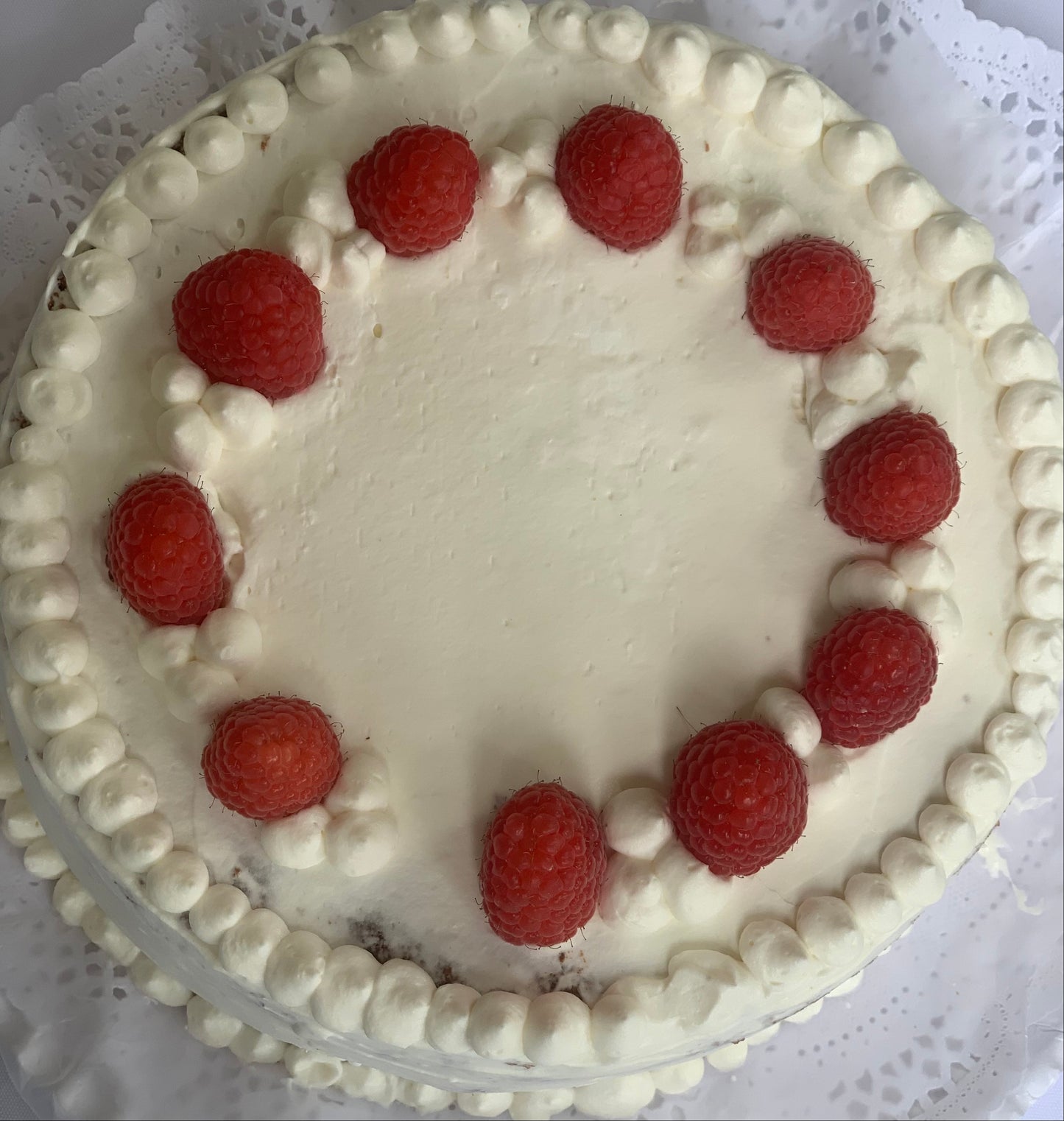 Hecho con un pan de nuez, relleno de frambuesas y crema batida, es un postre fresco y de gran sabor. Ideal para cualquier ocasión. Rinde para 8 a 10 personas.