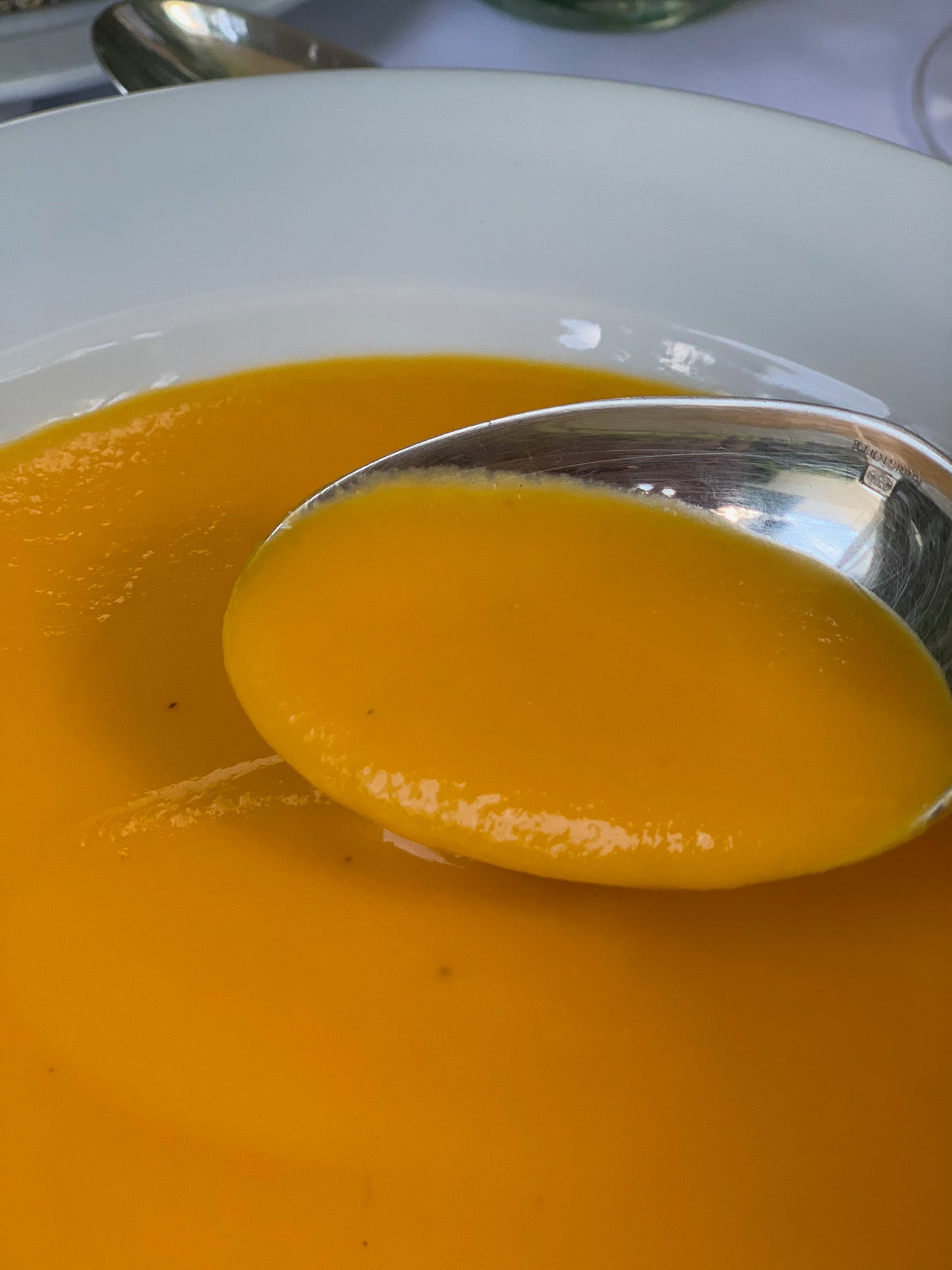 Esta delicada sopa de zanahoria es ideal para cualquier ocasión. Porción para 4 personas.