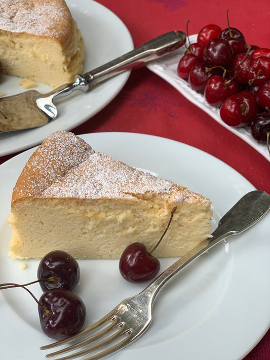 Esponjoso y ligero pastel de queso, no lleva base de galleta, lo que lo hace más ligero. Es ideal para 8 a 10 perosonas.
