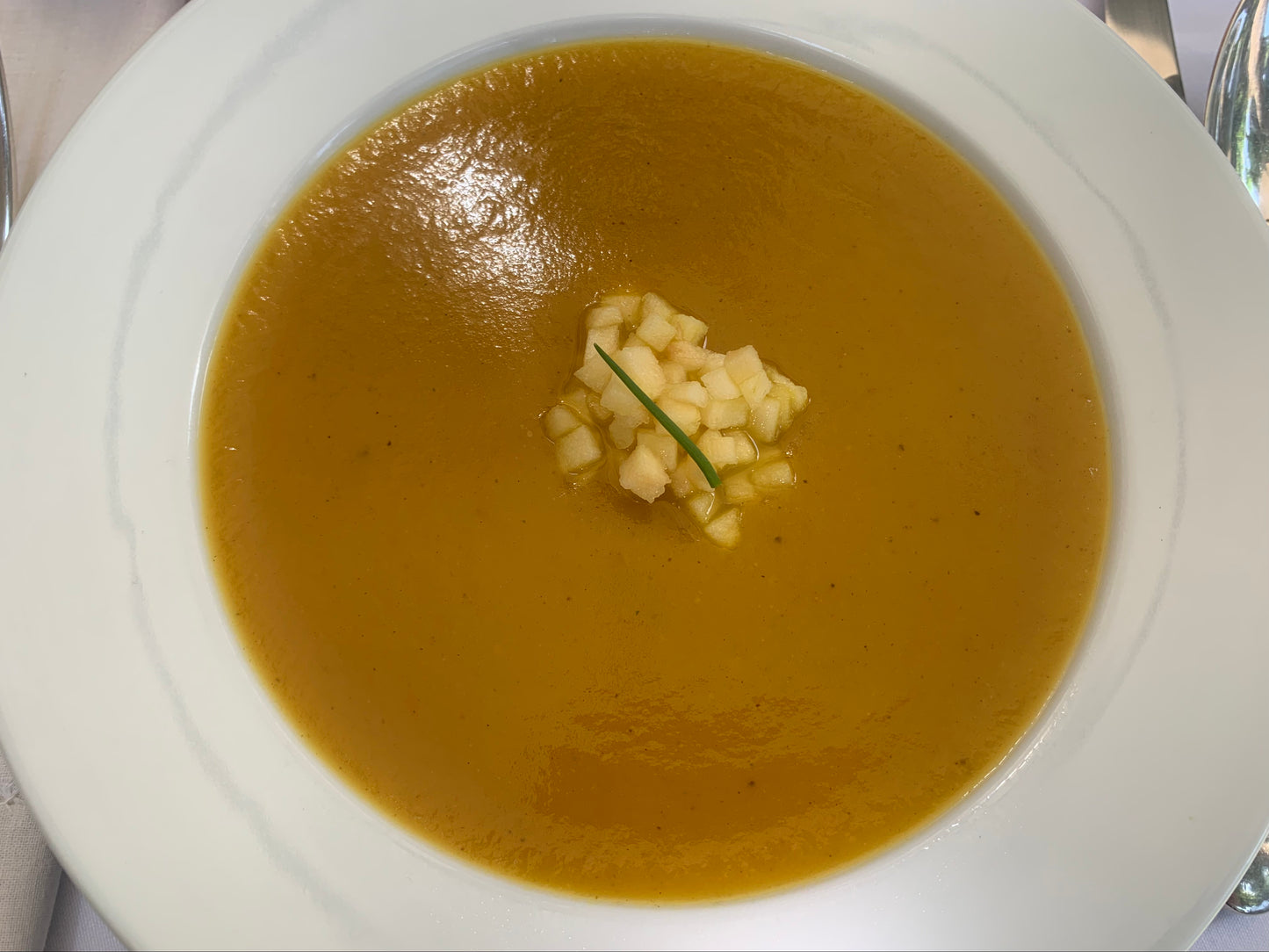 Es una sopa perfecta para días de otoño, su consistencia es aterciopelada, la calabaza mantequilla se junta en esta sopa con manzana y un ligero toque de curry. Se vende por litro, cada litro es para 3 a 4 personas.