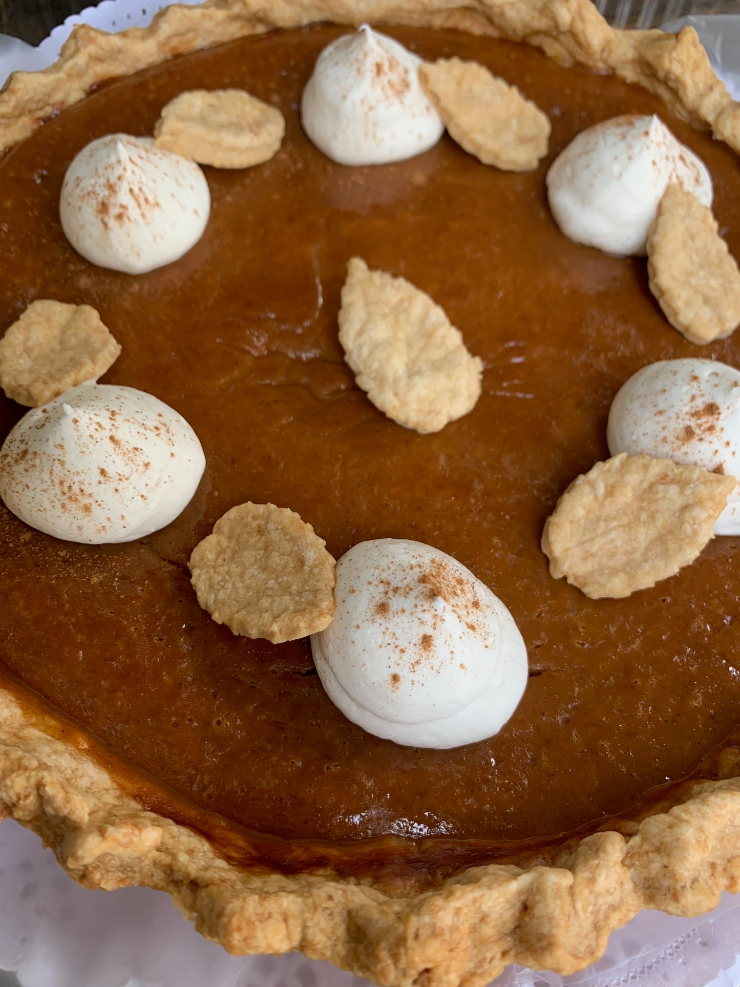 Pie de calabaza con especias, tradicional en la temporada de otoño, hornedo sobre una pasta a base de mantequilla. Ideal para celebrar el día de Thanksgiving. Alcanza para 8 a 10 personas.