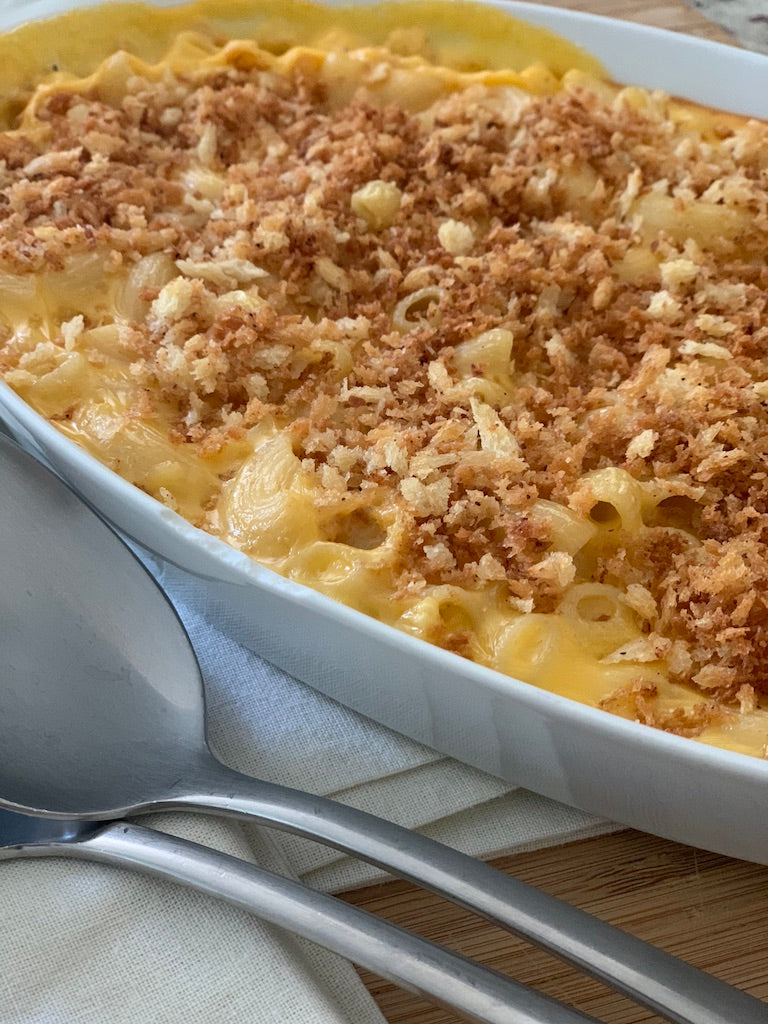 Receta tradicional de la cocina americana con la que estaran felices grandes y chicos, elaborada con con queso cheddar y horneada. Lista para recalentar al horno y servir. Ideal para 6 a 8 personas.