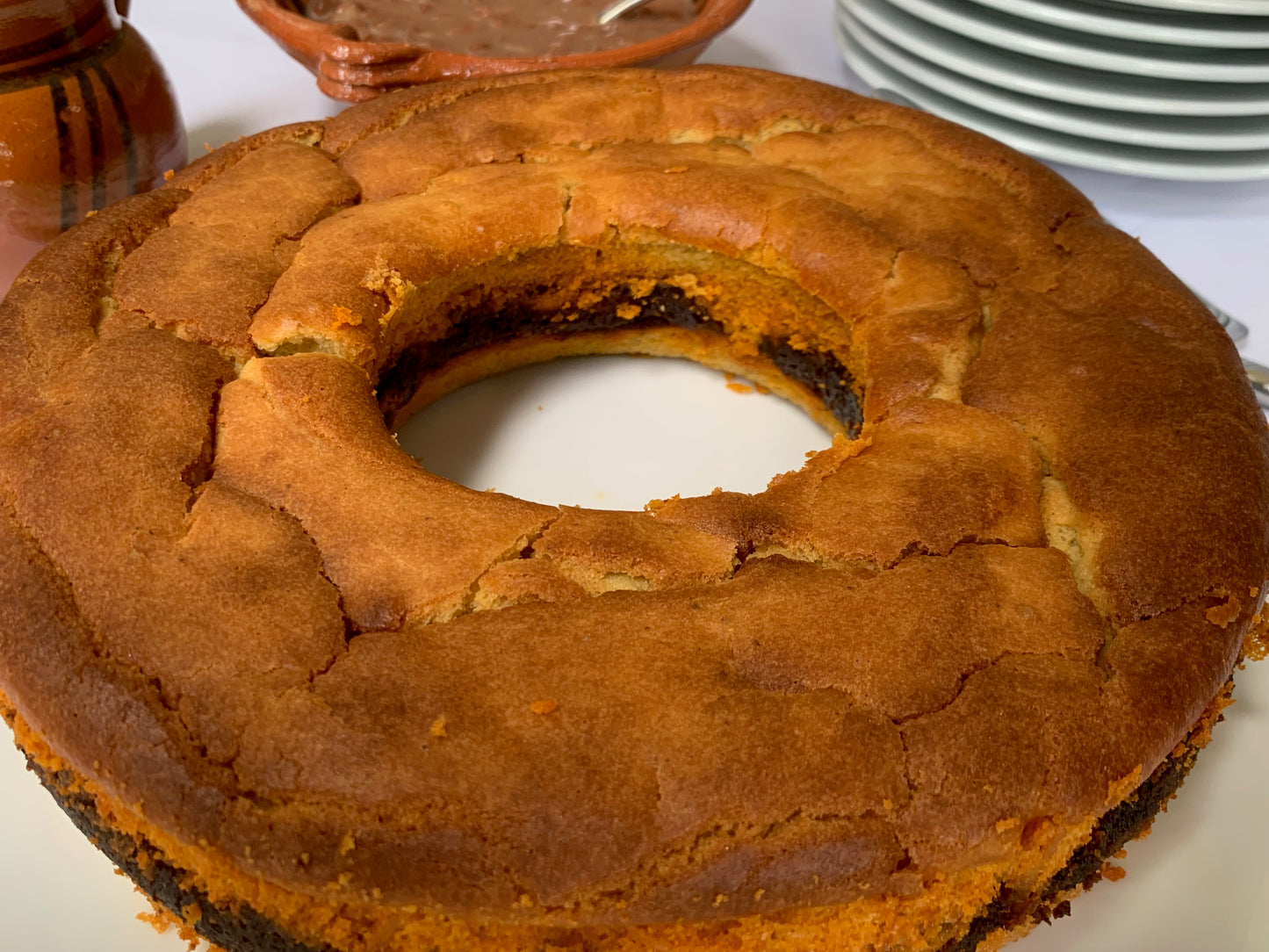 Delicoso tamal de cazuela relleno de pollo y mole.