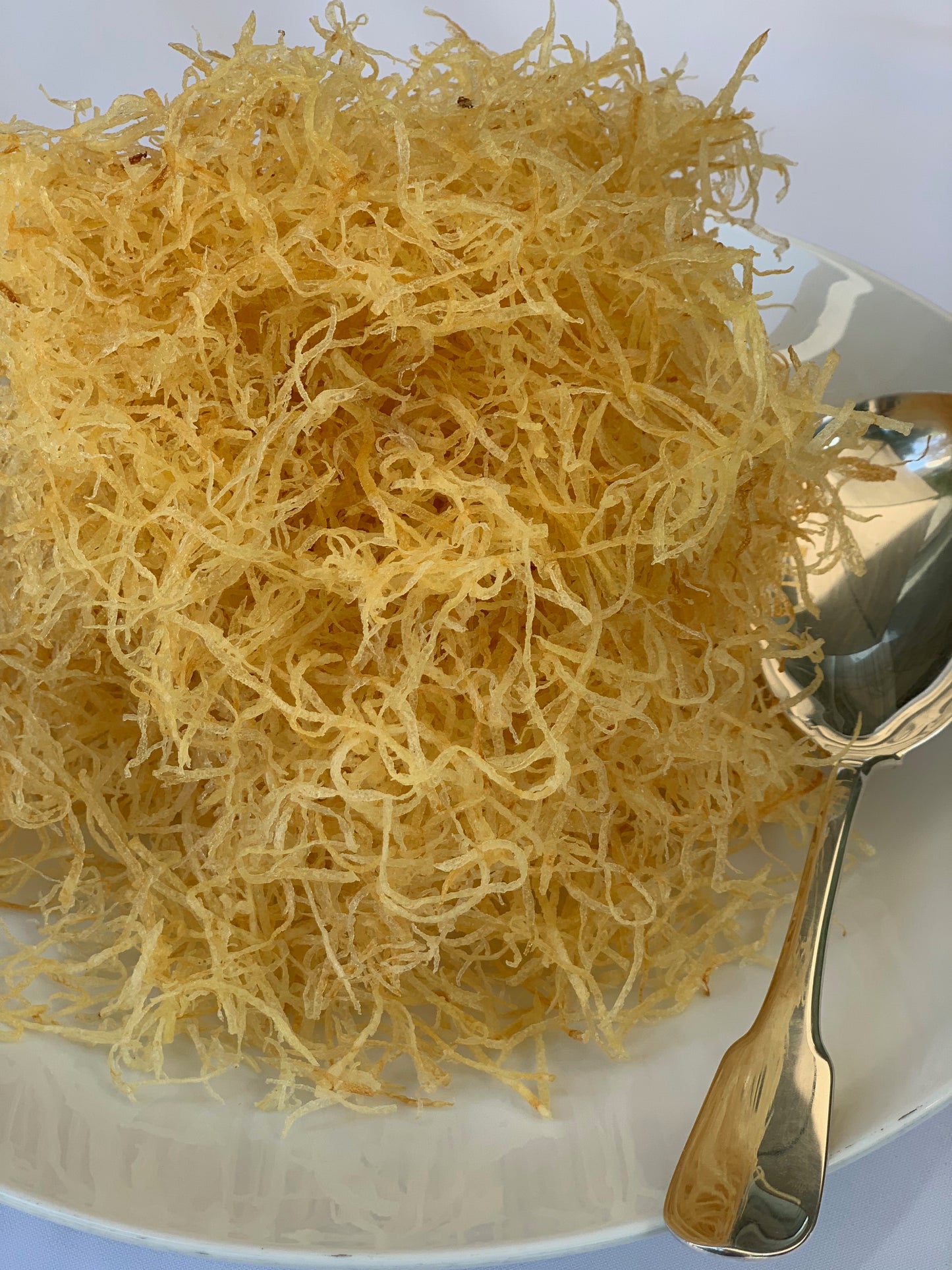Delicada papa cortada finamente y frita, es el acompañamiento perfecto para muchos platos fuertes, ya que al comerla su textura crujiente hace que cualquier platillo se disfrute más. Ideal para 6 personas.
