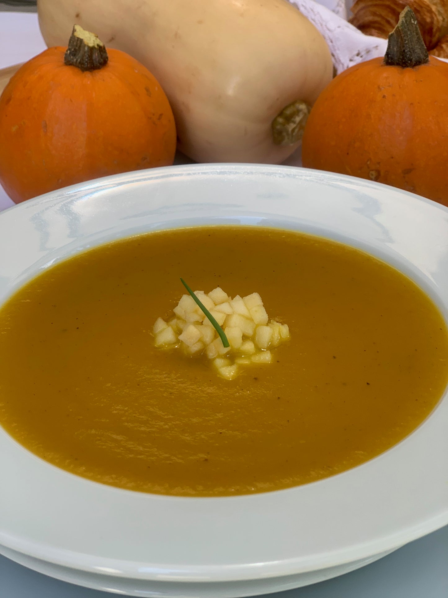 Es una sopa perfecta para días de otoño, su consistencia es aterciopelada, la calabaza mantequilla se junta en esta sopa con manzana y un ligero toque de curry. Se vende por litro, cada litro es para 3 a 4 personas.