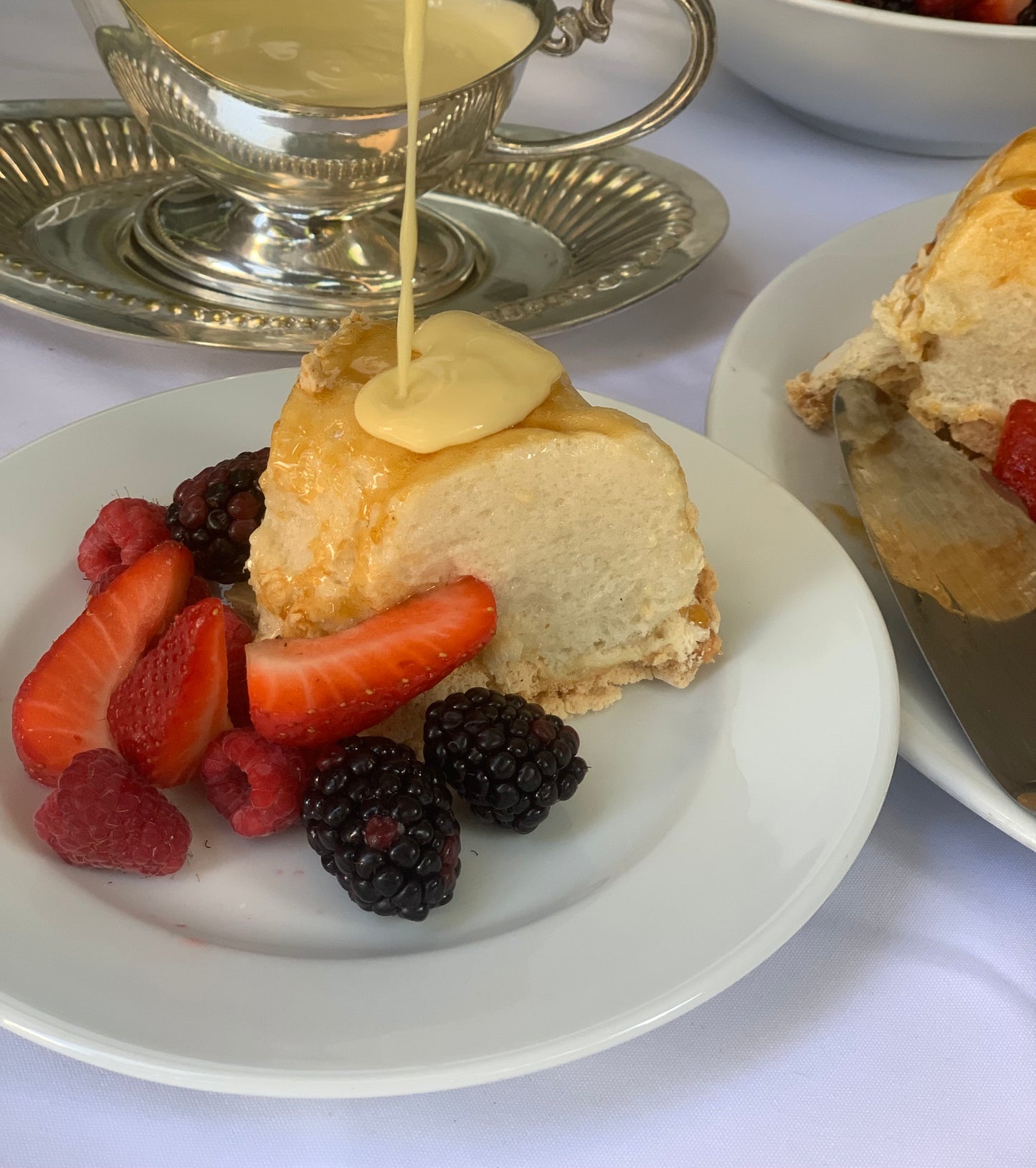 Este postre clásico no deja de ser uno de los favoritos, acompañado con berries y la natilla hace un complemento ideal para cerrar una deliciosa comida. Riende para 8 a 10 personas.