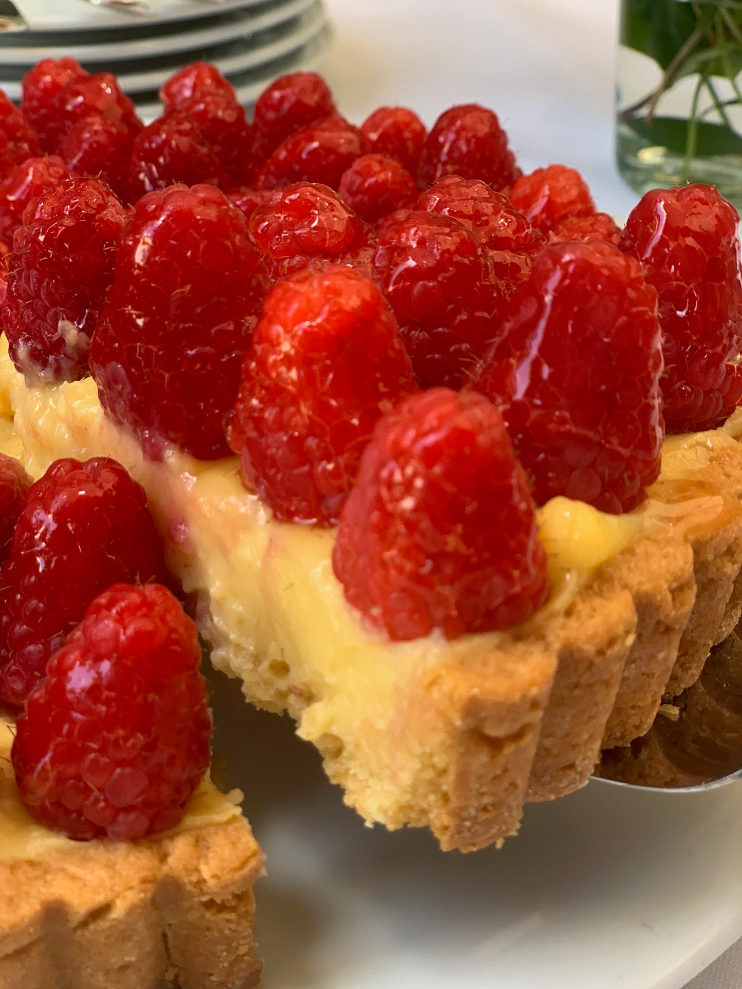Praparada sobre una base de galleta de almendra, rellena de crema pastelera y cubierta con frambuesas fresacas. Un postre que enamora a primera vista y ademas delicioso.