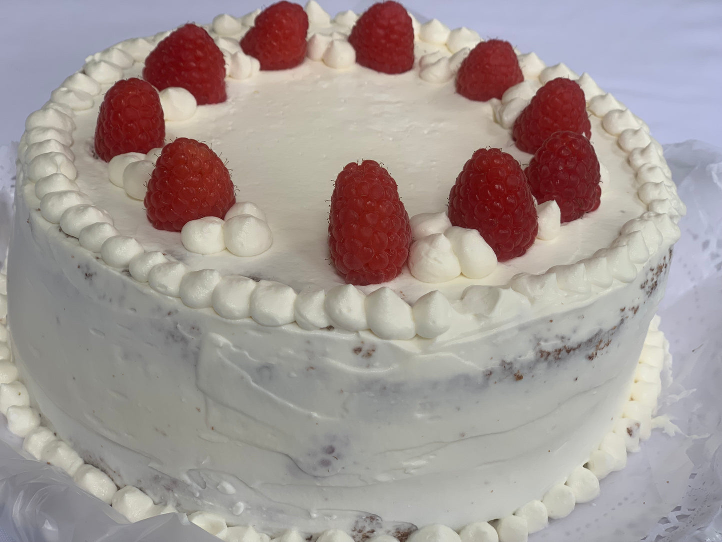 Hecho con un pan de nuez, relleno de frambuesas y crema batida, es un postre fresco y de gran sabor. Ideal para cualquier ocasión. Rinde para 8 a 10 personas.