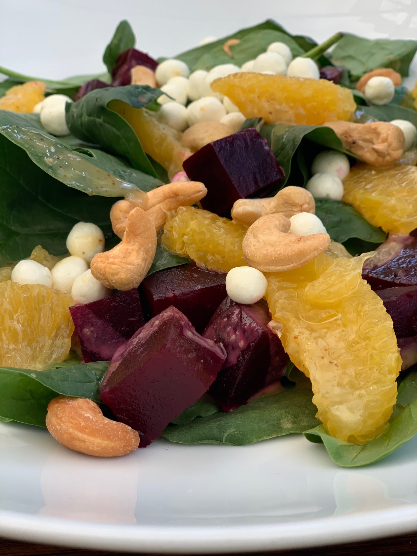 La combinación de los gajos de naranja con el betabel horneado es delicosa, complementada con queso de cabra y la nuez glaceada. Puede usarse como una entrada o como un acompañamiento. La porción es de 6 personas.