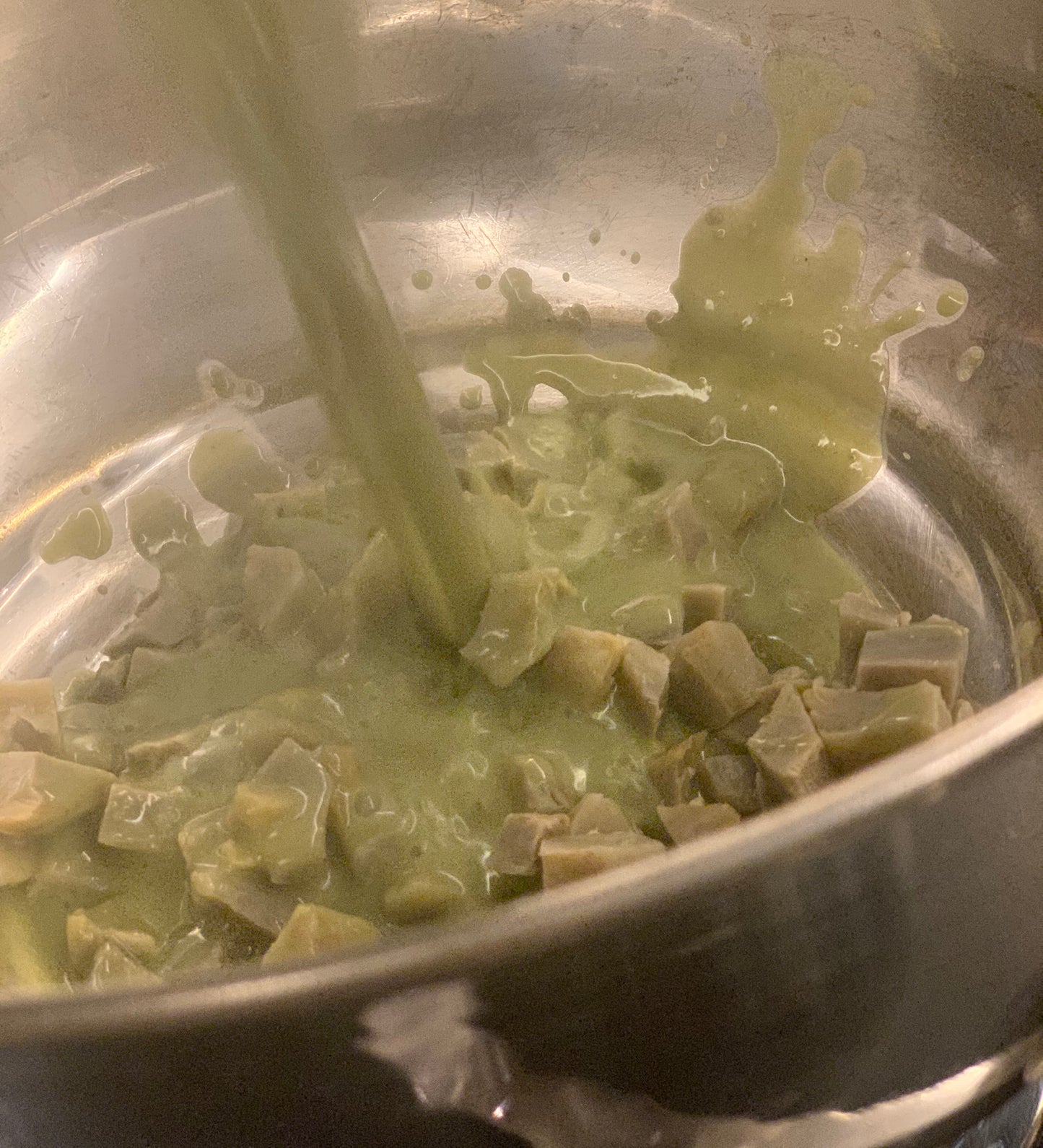 Esta sopa esta hecha con alcachofa fresca y lleva como guarnición corazón de alcachofa en cuadritos. Se vende por litro, que alcanza aproximadamente para 4 personas.